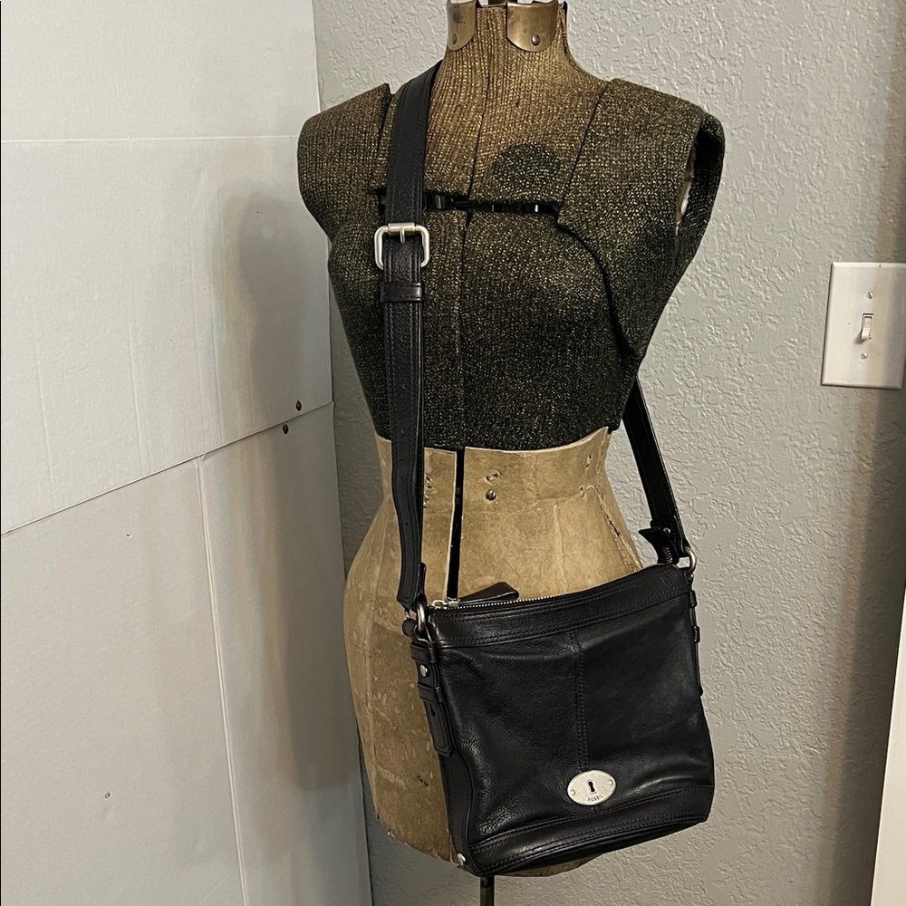 VINTAGE FOSSIL MADDOX BLACK PEBBLED LEATHER BUCKET BAG ZIP CLOSURE CROSSBODY - Picture 2 of 16